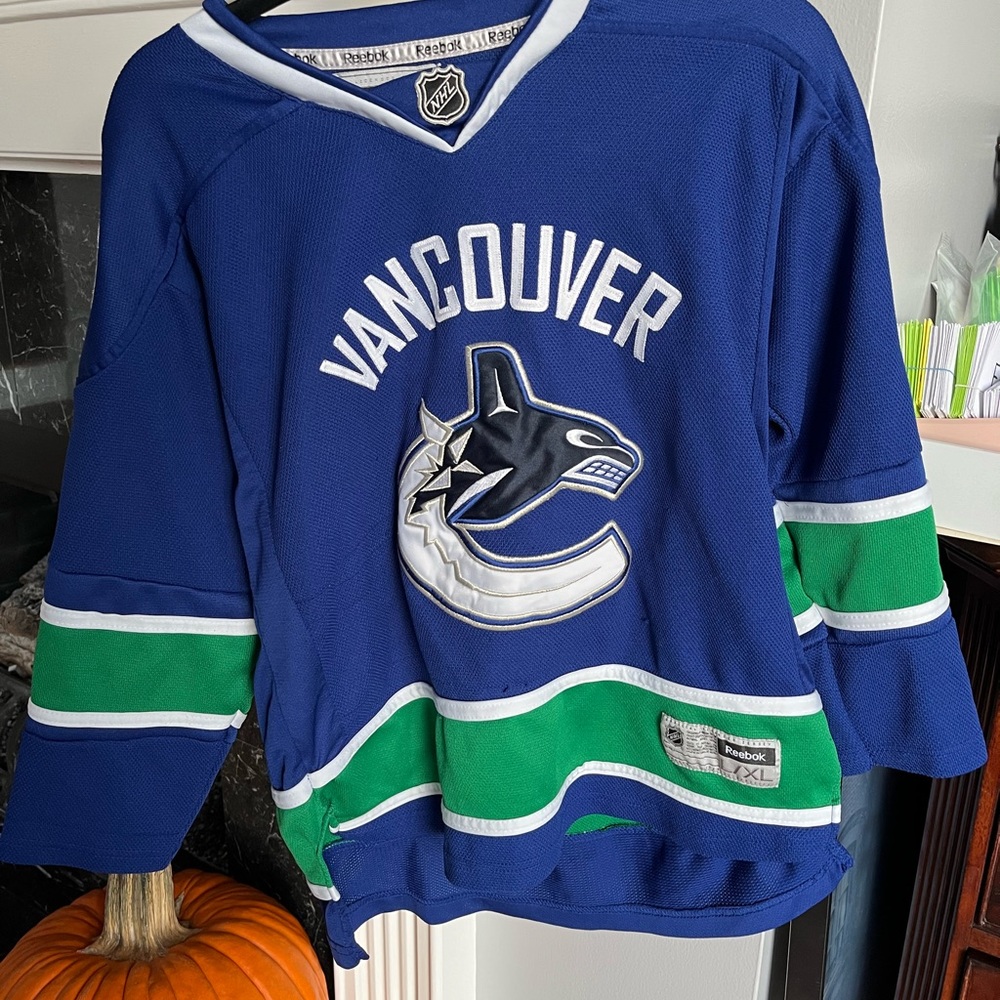 Lightly used Vancouver Canucks Youth L/XL hockey jersey, Reebok